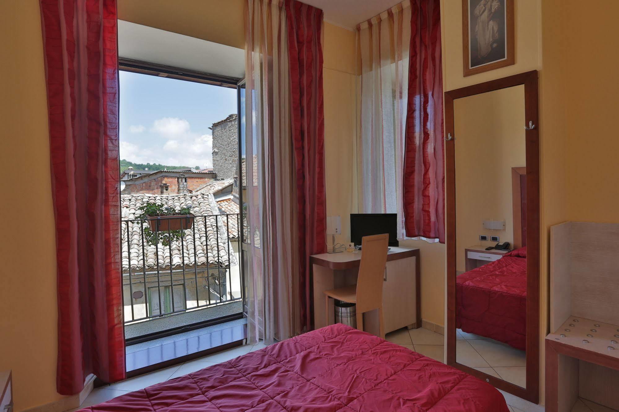 Hotel Conte Ruggero Serra San Bruno Exteriör bild