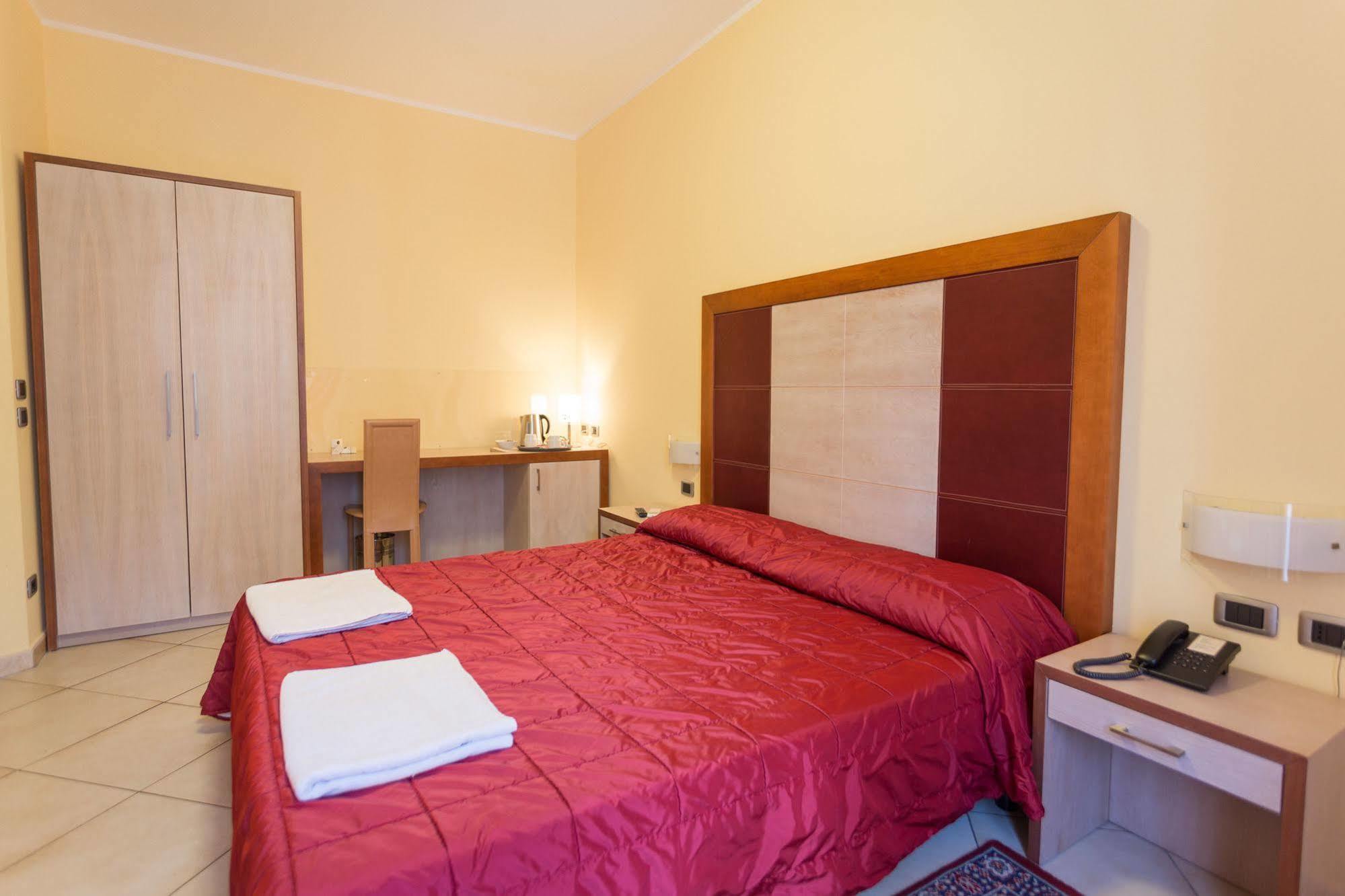 Hotel Conte Ruggero Serra San Bruno Exteriör bild
