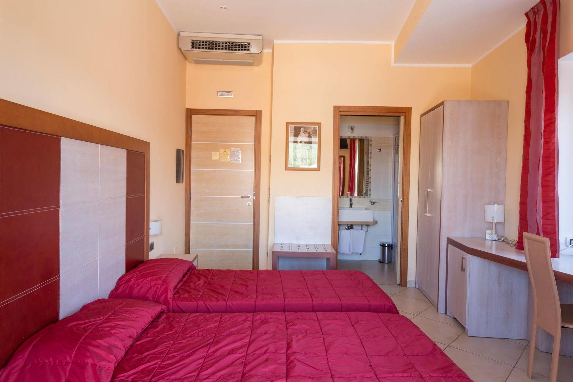 Hotel Conte Ruggero Serra San Bruno Exteriör bild