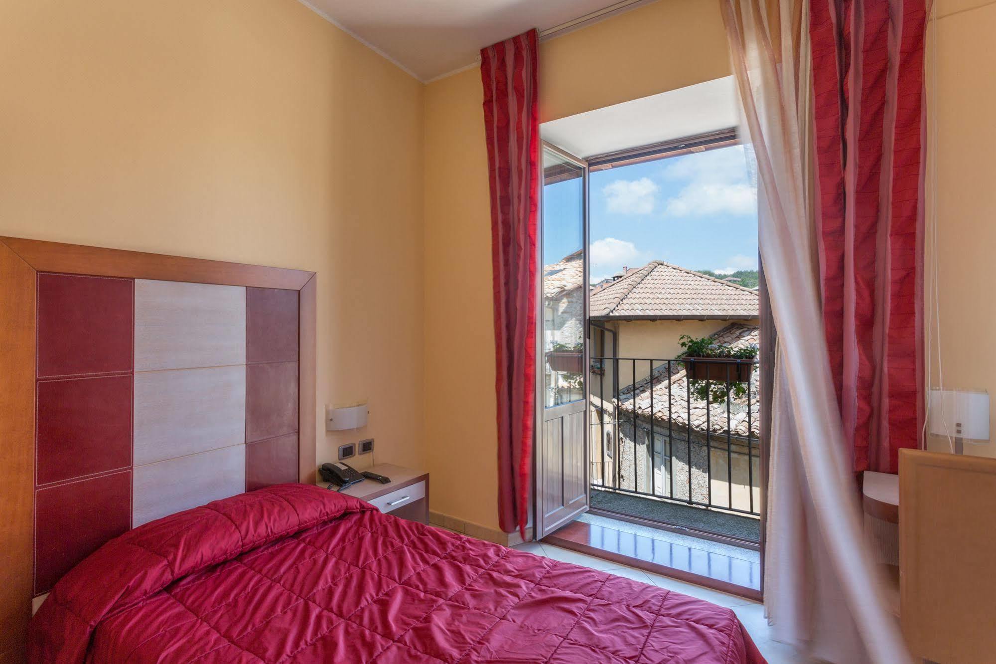 Hotel Conte Ruggero Serra San Bruno Exteriör bild